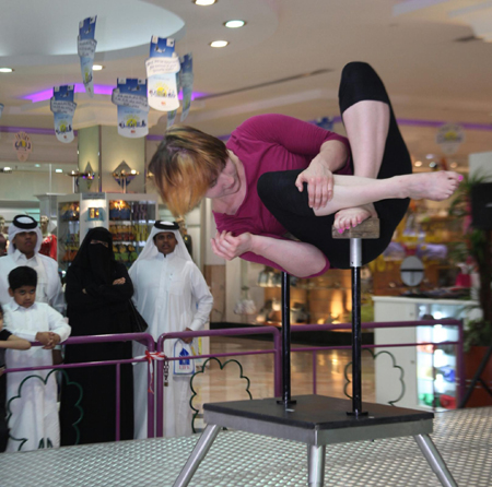 Hand Balancing Act by German acrobat thrills audiences