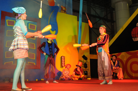 Comical Juggling and Magical Show at the Giant Playroom in Modhesh World