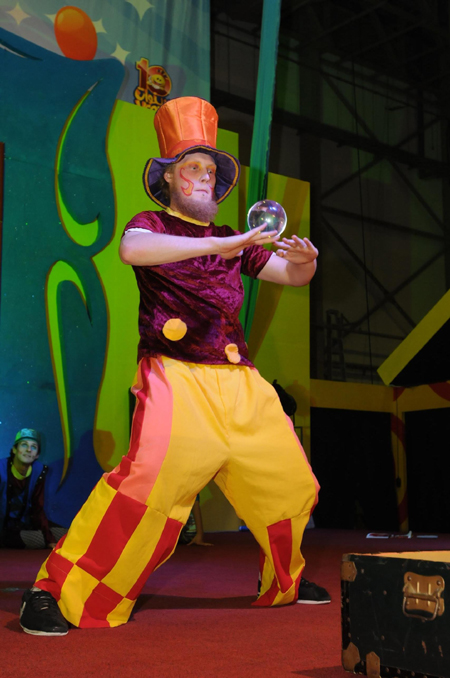 Comical Juggling and Magical Show at the Giant Playroom in Modhesh World