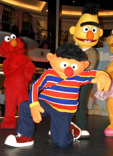 Elmo and the gang thrill BurJuman audiences in first ’Imagine with Elmo’ show