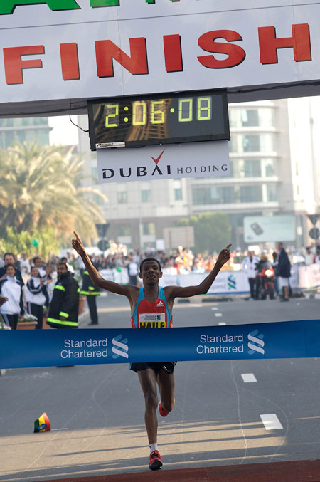 Haile Gebrselassie wins the 2010 Standard Chartered Dubai Marathon in 2:06:09