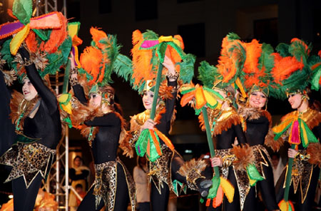 Dubai Carnivals jugglers, stilt walkers, unicyclists and musicians. 