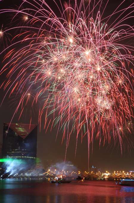 A dazzling fireworks display to begin the 15th edition of Dubai Shopping Festival