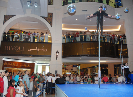 Acrobat performing @ Mall of Eh