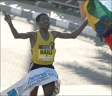 Haile Gebrselassie wins Dubai