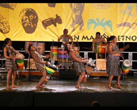 Women drummers of Guinea at DSh