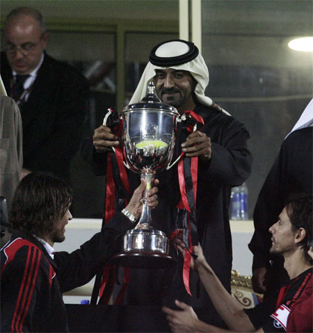 His Highness Sheikh Ahmed bin Saeed Al-Maktoum, Chairman and Chief Executive, Emirates Airline & Group, presents the Dubai Football Challenge trophy to AC Milan after their victory over Hamburg at Emirates’ sporting venue, The Sevens.